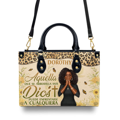 Aquella Que Se Arrodilla Ante Dios Puede Enfrentarse A Cualquiera | Personalized Leather Handbag With Zipper LHBN20