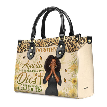 Aquella Que Se Arrodilla Ante Dios Puede Enfrentarse A Cualquiera | Personalized Leather Handbag With Zipper LHBN20