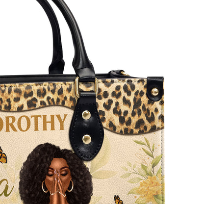 Aquella Que Se Arrodilla Ante Dios Puede Enfrentarse A Cualquiera | Personalized Leather Handbag With Zipper LHBN20